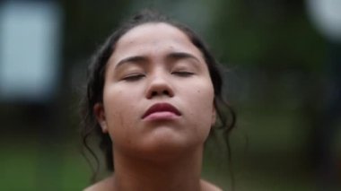 Ruhsal İspanyol genç kadın, meditasyonda gözleri kapalı, doğanın içinde dikiliyor. Umudu hissederek gözlerini aç.