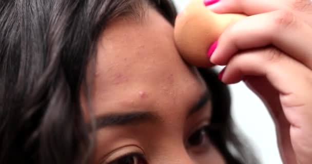Latina Girl Applying Make Hispanic Young Woman Applies Makeup Front — Vídeo de Stock