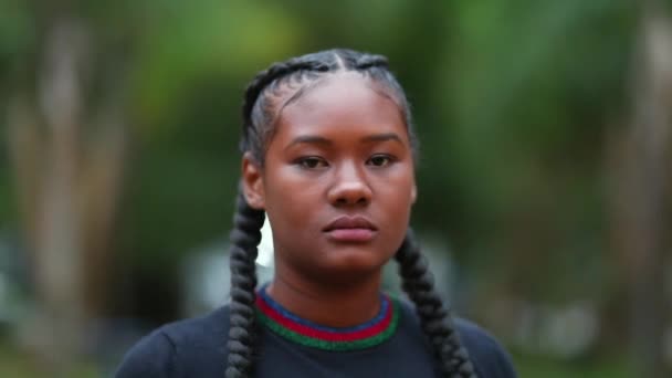 Африканська Жінка Дивиться Портретне Обличчя Вулиці Відслідковуючи Знімок Дівчини — стокове відео