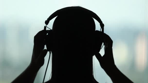 Silhouet Persoon Verwijdert Headset Vrouw Doet Haar Koptelefoon Muziek Stopt — Stockvideo