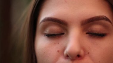 Gözlerini açmak, kameraya bakan bir kızın açılıp kapanması.