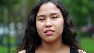 20 'li yaşlarda İspanyol bir kızın portresi.