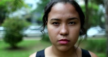 Kendine güvenen İspanyol genç bir kadın ileri doğru yürüyor. Fotoğraf çekimine bakıyor. Sıradan ve gerçek insanlar.