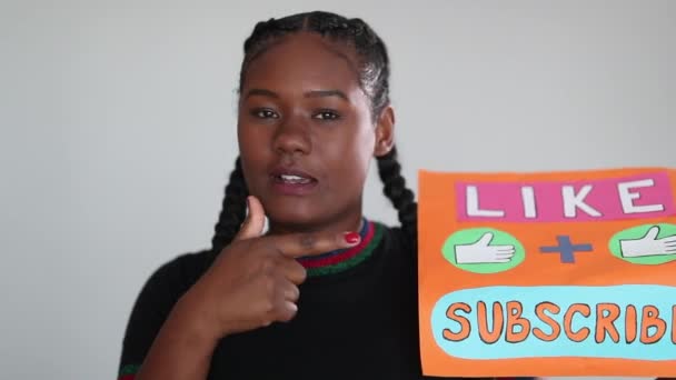 Zwart Vrouwelijke Video Maker Vragen Publiek Houden Abonneren Kanaal — Stockvideo