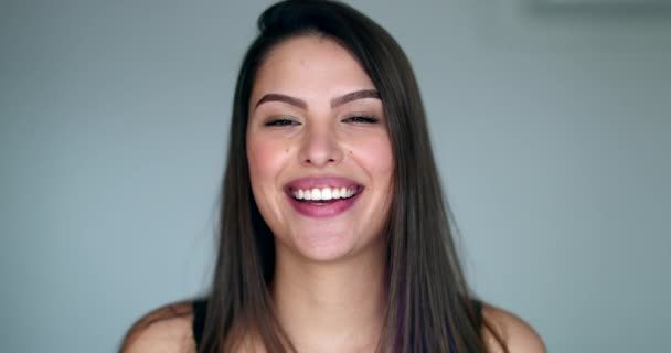 Genç Güzel Bir Kadın Kahkahalarla Gülüyor Güzel Kız Gerçek Hayatta — Stok video