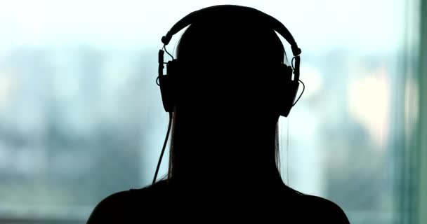 Silhouette Woman Listening Audio Back Person Removing Headphones — ストック動画
