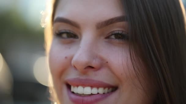 Портрет Молодої Жінки Дивиться Камеру Яка Посміхається Гарненька Дівчина Межами — стокове відео