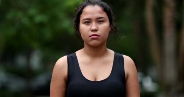 Confident Latina Hispanic Girl Walking Camera Raising Fist Signaling Power — Vídeo de stock