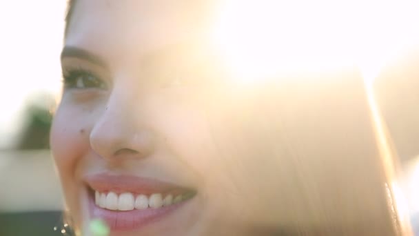 Портрет Молодої Жінки Дивиться Камеру Яка Посміхається Красива Дівчина Межами — стокове відео
