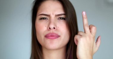 Kız kameraya parmağını veriyor, orta parmağını gösteren kadın, saldırgan dil.