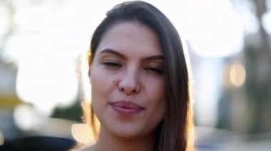 Dışarıda derin bir nefes alan genç bir kadın mercek gibi parlayan güneş ışığıyla