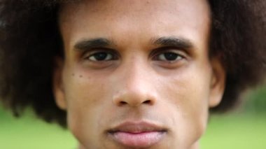 Yakışıklı genç siyahi adamın portresi. Gözlerini kapatıyor.