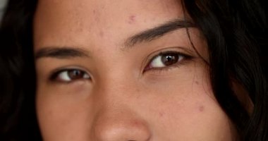 Makro yakın plan Latin gözler kameraya bakıyor. Sıradan gerçek insanlar dizisi.