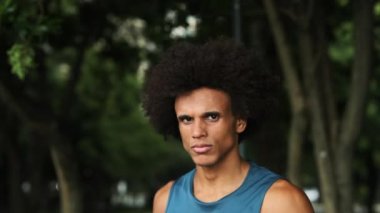 Ciddi bir siyah adam kameraya bakıyor. Afro Amerikan portresi