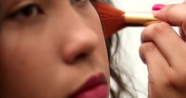 Hispanic Girl Applies Make Front Mirror Reflection — Vídeo de stock