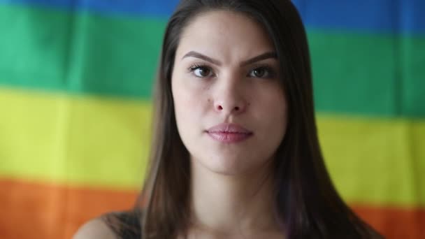 Mladá Žena Uvedení Sluchátka Lgbt Duhová Vlajka Pozadí — Stock video