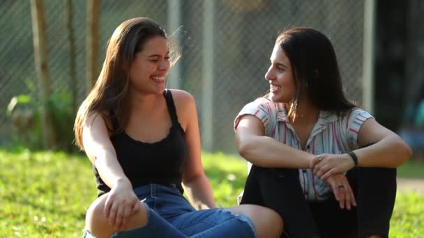 Two Friends Conversation Outdoors Friends Real Life Laugh Smile — Αρχείο Βίντεο