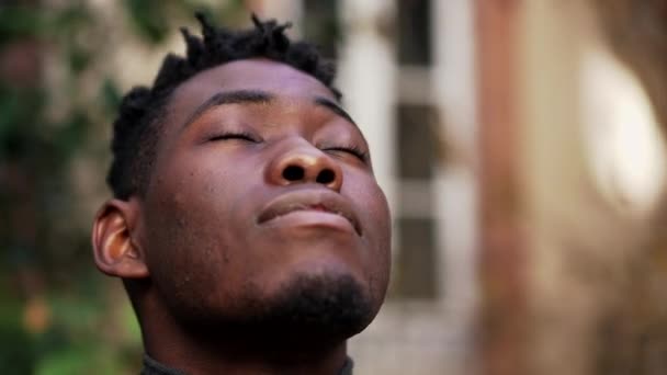 Thoughtful Black African Man Looking Sky Closing Eyes Contemplation — Vídeo de Stock