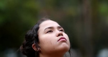 Genç kadın gözlerini açıyor ve gülümsüyor, mutlu ve özgür hissediyor.