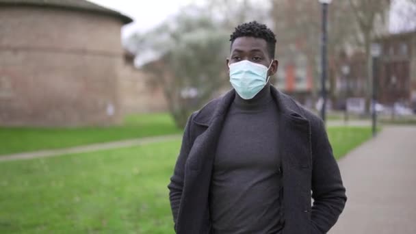 African Man Walks Park Nature Wearing Surgical Face Mask Pandemic — Αρχείο Βίντεο