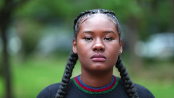 Впевнена Серйозна Чорношкіра Африканська Молода Жінка Виходить Уперед — стокове відео