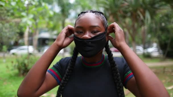 African Girl Wearing Covid Face Mask Black Woman Puts Protective — 图库视频影像