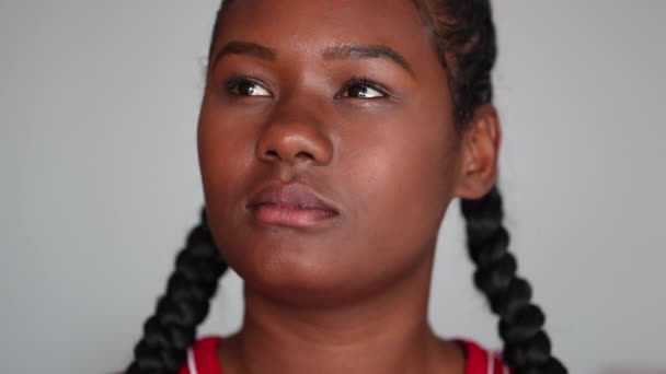 Pensive Black African Girl Thinking Having Idea — стоковое видео