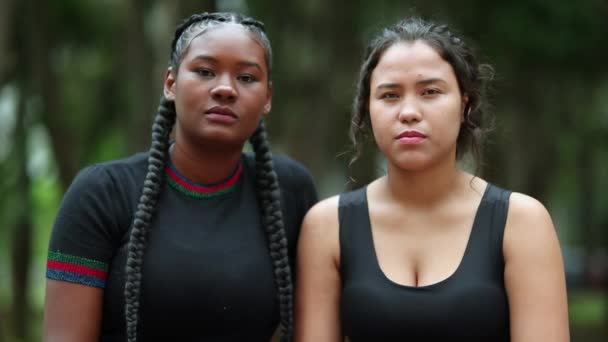 Kamarádky Mezi Rasami Dívají Kameru Dvě Hispánské Černošky Přítelkyně Ženy — Stock video