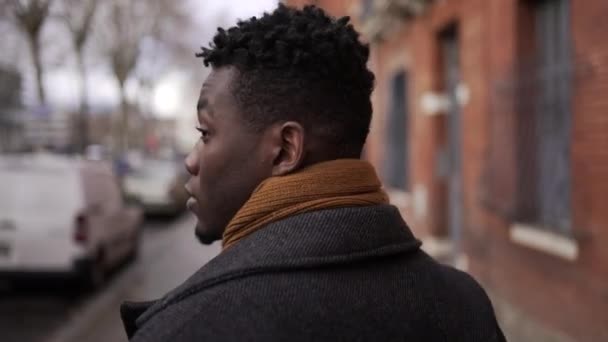 Siyah Adam Kış Boyunca Şehir Kaldırımında Yürüyordu Merkezdeki Afrikalıların Arkası — Stok video