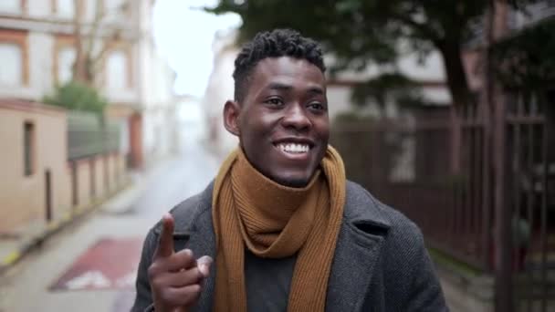 Siyahi Adam Başarıyı Kutluyor Havaya Yumruk Atıyor Şehirde Yürüyen Başarılı — Stok video