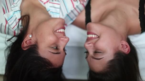 Kız Arkadaşlar Gülüyor Baş Aşağı Gülüyorlar Birbirlerine Bakıyorlar — Stok video