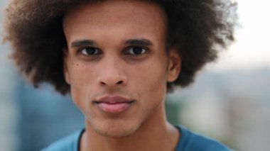 Kameraya bakan yakışıklı siyahi adamın portresi