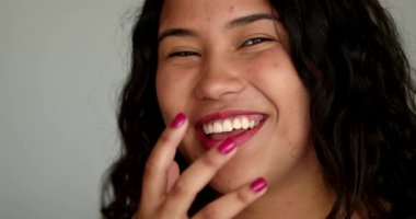 Mutlu komik İspanyol genç kadın gerçek hayat gerçek gülüş ve gülümseme