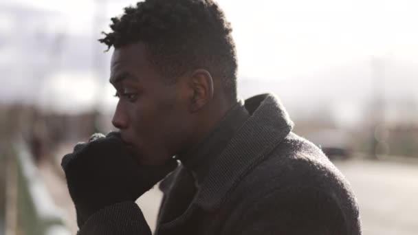 Düşünceli Siyah Afrikalı Adam Köprünün Yanında Durup Ufka Bakan Hayatı — Stok video