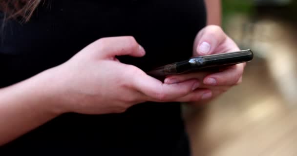 Genç Milenyum Kadını Akıllı Telefon Kullanıyor — Stok video