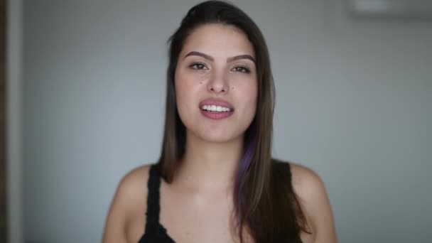 Aantrekkelijke Jonge Vrouw Portret Gezicht Echt Leven Glimlach Lach Mooi — Stockvideo