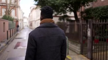Siyahların arkası şehirde yürüyor. Avrupa kentinde Afrikalı kişi perspektifi