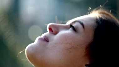 Doğanın dışında düşüncelere dalmış bir kadın.