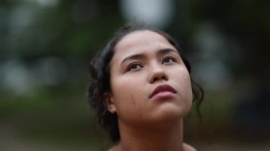 Düşünceli İspanyol kız doğanın dışında duruyor.