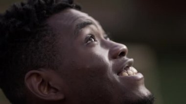 Siyah adam gökyüzüne bakıyor. Gülümsüyor. Minnettar ve mutlu.