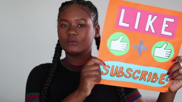 Zwart Meisje Vraagt Publiek Houden Van Abonneren Online Kanaal Afrikaanse — Stockvideo