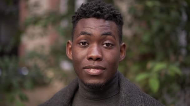 Чорно Африканський Молодий Чоловік Стоїть Навпроти Посміхаючись Фотоапарат — стокове відео