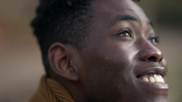 Усміхнений Щасливий Чорношкірий Африканський Чоловік Портрет Обличчя Крупним Планом — стокове відео