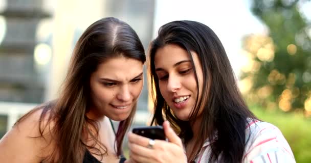 Candid Jonge Vrouwen Zoek Naar Smartphone Scherm Vriendinnen Controleren Mobiele — Stockvideo