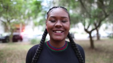 Açık havada yürüyen kendine güvenen siyahi kadın, portre yakın plan.