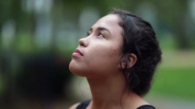 Meditasyondaki düşünceli İspanyol kadın.