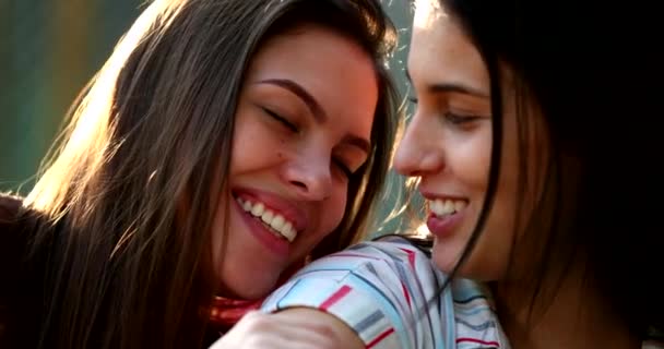 Woman Real Life Smile Leaning Friend Shoulder — Αρχείο Βίντεο