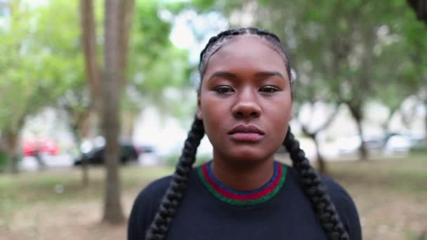 African Black Girl Walking Camera Park Confident Portrait Woman — Αρχείο Βίντεο