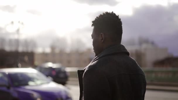 Genç Siyahi Adam Gün Işığında Şehir Merkezinde Yürüyor — Stok video