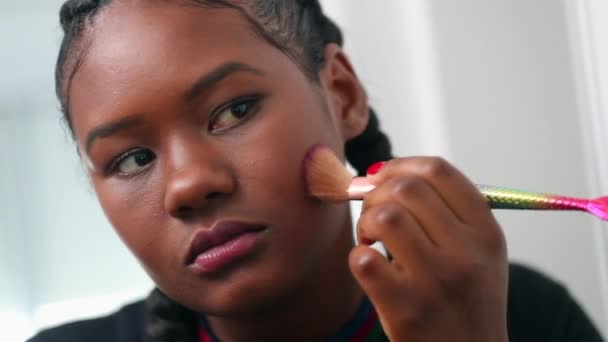 Young Black Woman Applying Make African Ethnicity Girls Applies Makeup — Vídeo de stock
